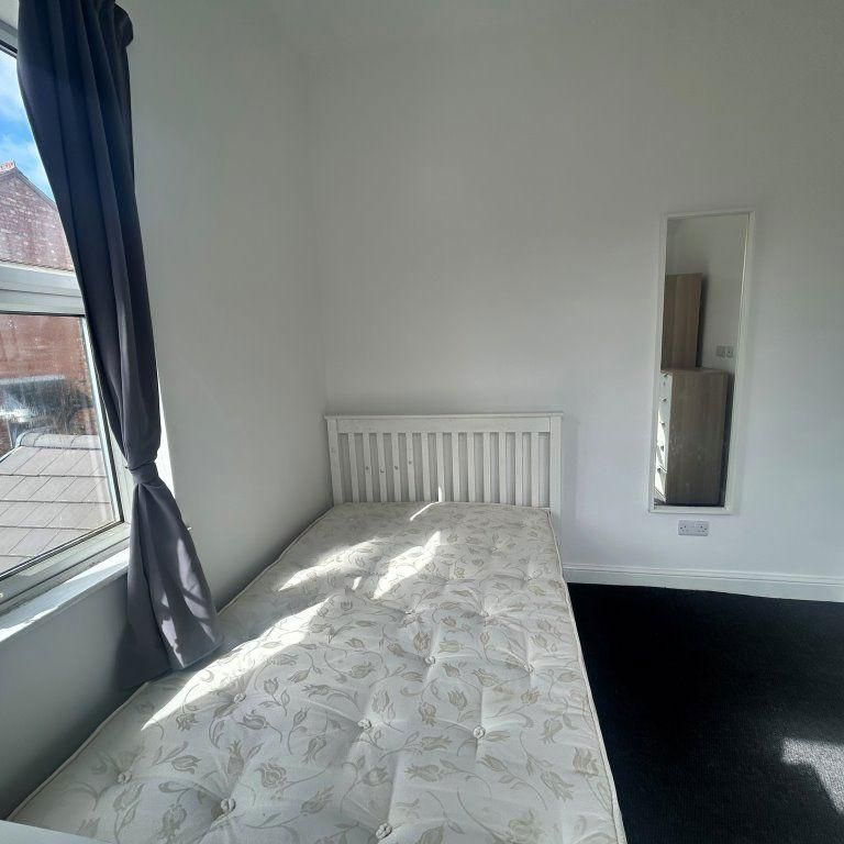 1 bedroom in a house share to rent - Photo 1