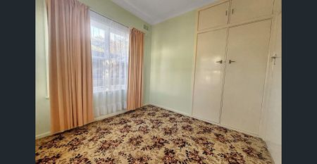 Charming 3-Bedroom Home with Dual Access and Garden Setting 🌿 - Photo 4