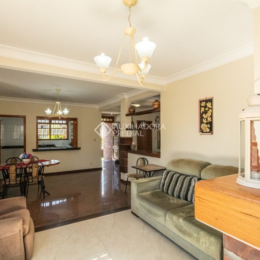 Casa com 4 quartos e 286m² para alugar em Nossa Senhora das Graças, Canoas. - Photo 1