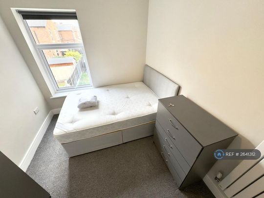 1 bedroom in a house share to rent - Photo 1