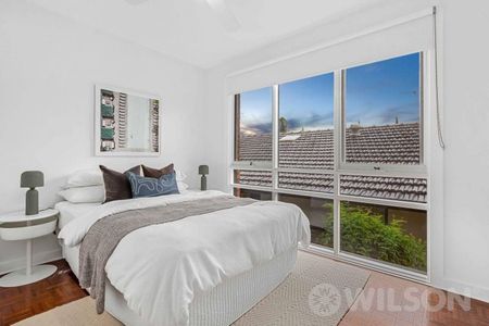 3 bedroom townhouse with double lockup garage - Photo 3