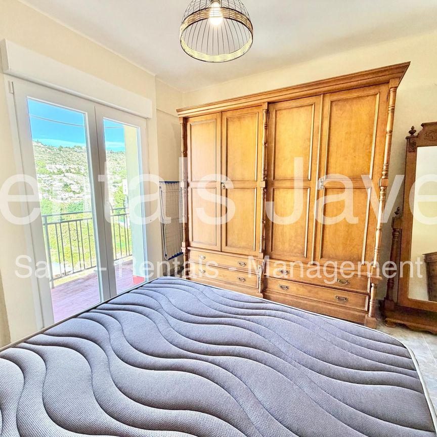 Shared property for long term rental with private bedroom and bathroom - Photo 1