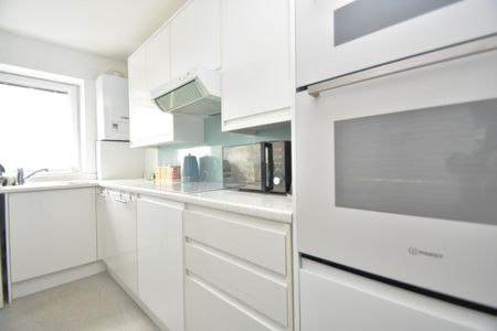 3 bedroom apartment to rent - Photo 4