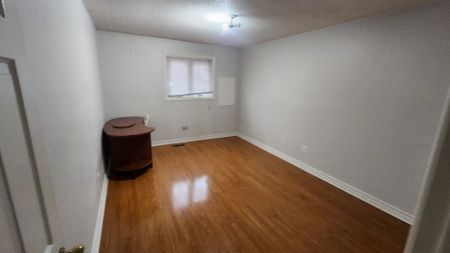 For Lease - 5048 Willowood Drive, Mississauga, Ontario - Photo 4