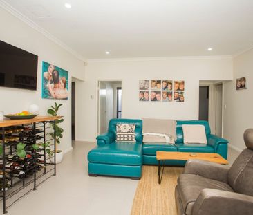Immaculately presented front unfurnished home. - Photo 1