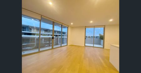 Spacious 2-Bedroom Apartment with Expansive Balcony - Photo 4