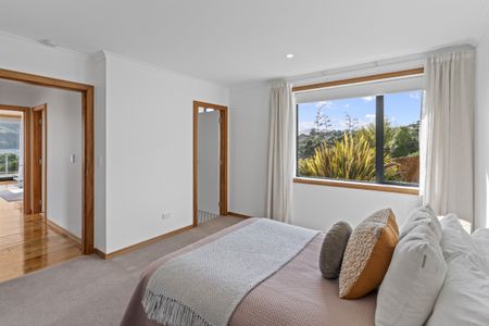 Architectural beauty with stunning views - Photo 5