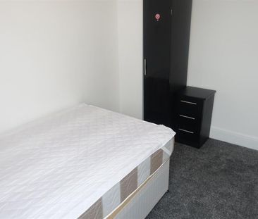3 bedroom Flat To Let - Photo 1