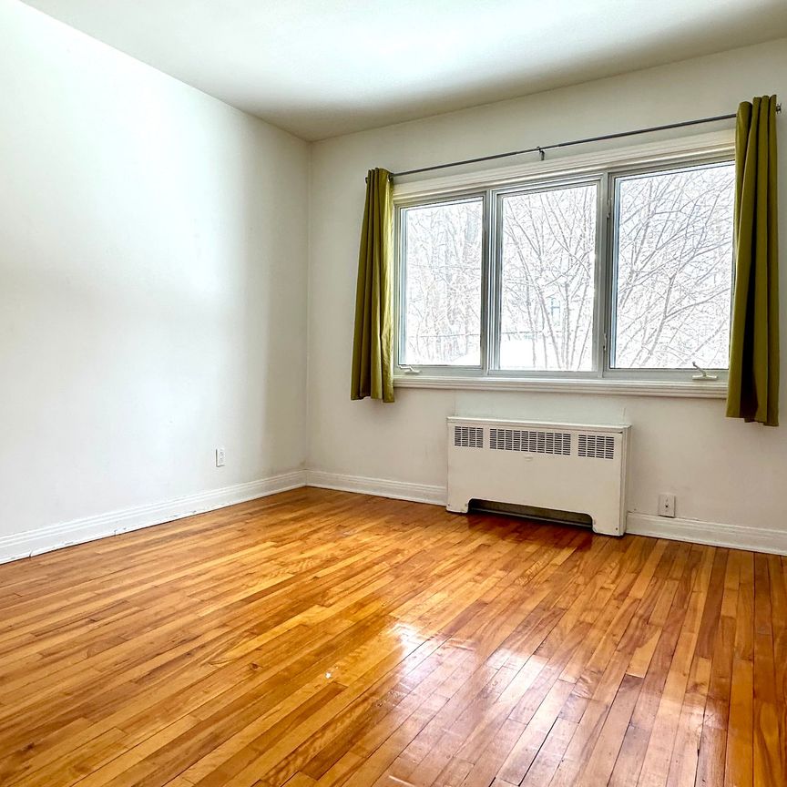 73 Av. Dahlia - Photo 1