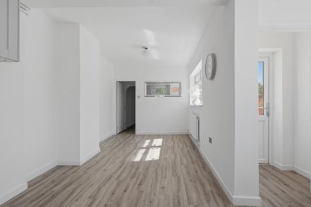 4 bedroom end of terrace house to rent - Photo 4