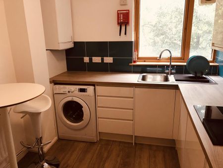 1 bedroom in a flat share to rent - Photo 4