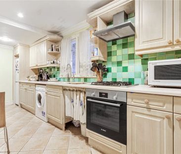 3 bedroom flat in London - Photo 4