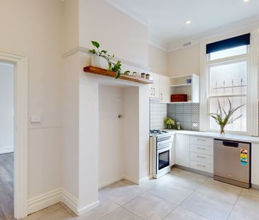 Charming 3-Bedroom, 1-Bathroom Rental on Iconic Lygon Street - Photo 5