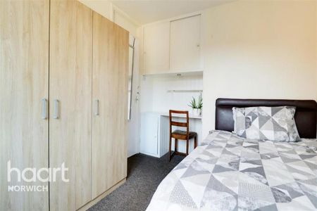 4 bedroom semi-detached house to rent - Photo 4