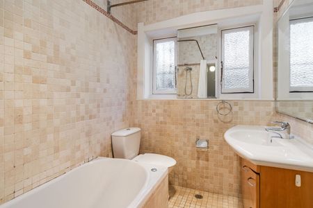 Beautiful Two Bedroom Apartment + Parking! - Photo 5