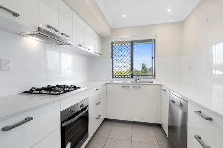 Modern Two-Bedroom Apartment in Prime Auchenflower Location - Photo 5