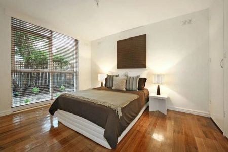 Spacious Unfurnished 1-Bedroom Apartment with Large Courtyard - Photo 4