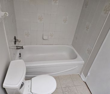 For Lease - 2460 Eglinton Avenue Unit# 219, Toronto, Ontario - Photo 3