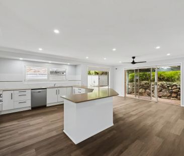 Spacious family home with pool in the heart of Elanora - Photo 4