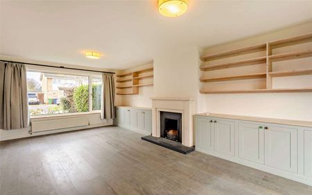 Four bedroom family home with two reception rooms, driveway and garden - Photo 2