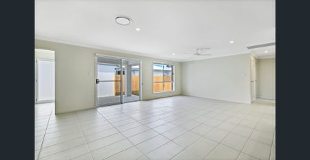 Modern, Spacious, 4 Bed + Media + Ducted Air Con - Photo 2