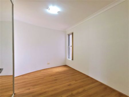 SPACIOUS & CONVENIENT 2 BEDROOM APARTMENT - Photo 3