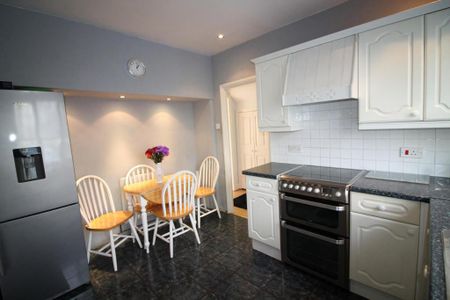 3 bedroom house in London - Photo 2