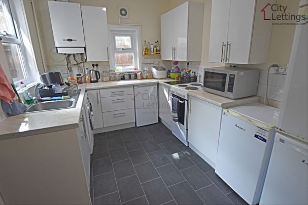 4 Bedroom Mid Terraced House - Photo 1