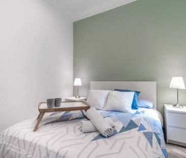 Large room for rent in 13-bedroom apartment in Sant Gervasi - Foto 3