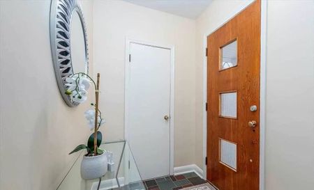 For Lease - 20407 Leslie Street, East Gwillimbury, Ontario - Photo 2