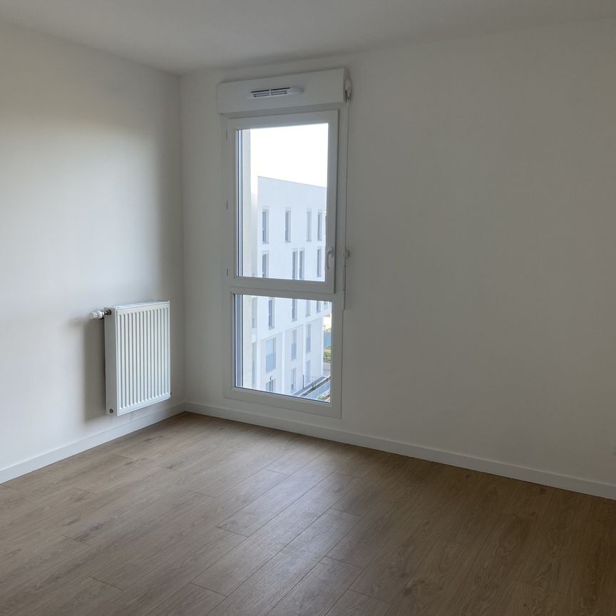 SAINT ETIENNE APPARTEMENT T2 MEUBLE AVEC TERRASSE ET PLACE DE PARKING - Photo 1