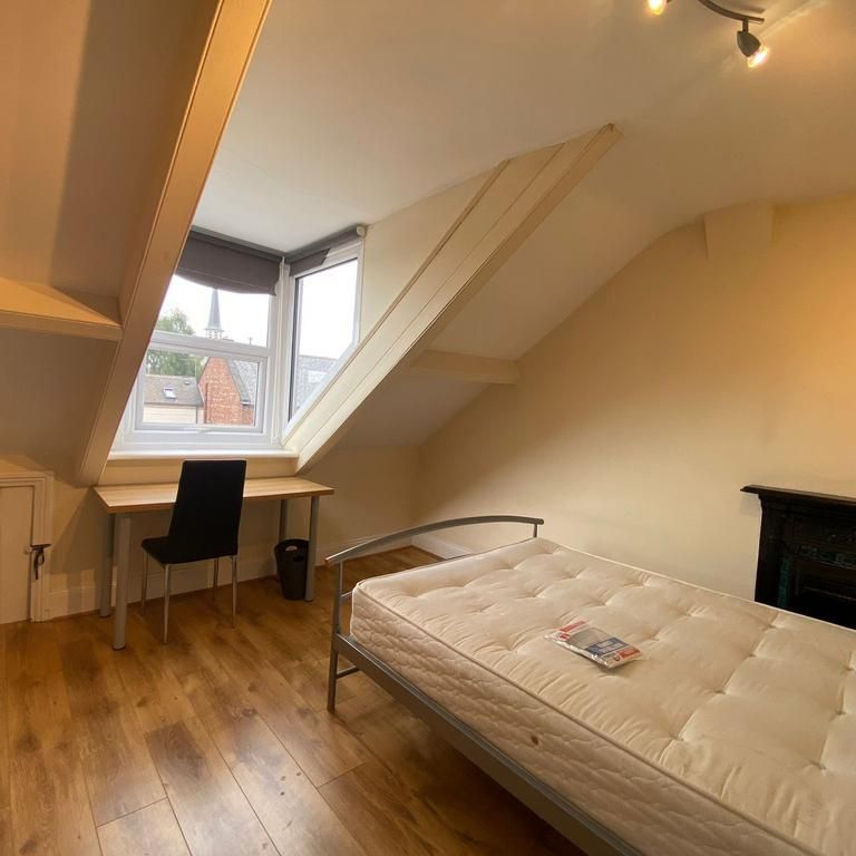 4 bedroom flat to rent - Photo 1