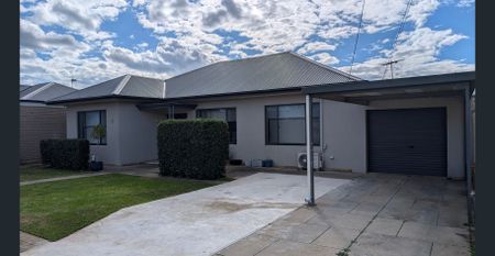 Bright, Spacious & Perfectly Located – Family Living Minutes from City & Beach - Photo 2