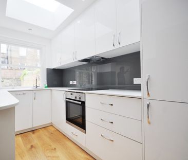 Two Bedroom Flat to rent in London - Photo 2