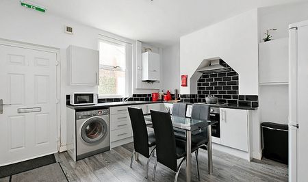 Fantastic 3 bedroom property with a HUGE bathroom! - Photo 3