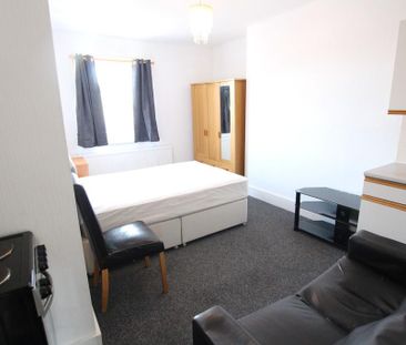 1 bedroom in a house share to rent - Photo 2