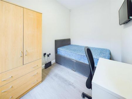 4 bedroom detached house to rent - Photo 3