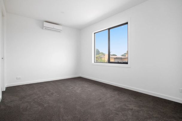 Modern 4 Bedroom Double Storey Townhouse In The Mt Waverley School Zone !! - Photo 1