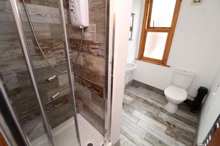 6 bedroom detached house to rent - Photo 5