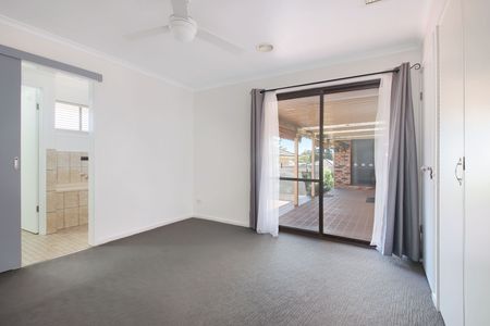 Spacious Family Home in Quiet Court Location - Photo 2