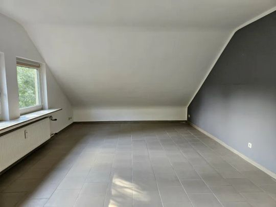 Moderne Dachgeschosswohnung in ruhiger Lage - Photo 1