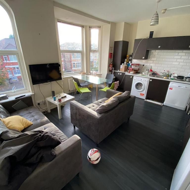 5 bedroom private hall to rent - Photo 1