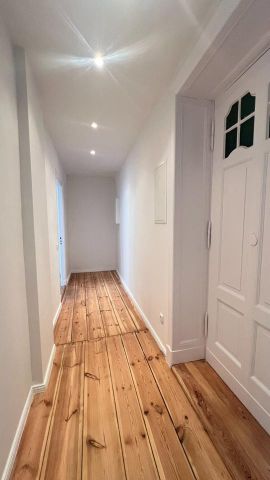 Wunderschöne 2-Zimmer-Altbauwohnung im Zweitbezug nach Modernisierung mit Balkon & Einbauküche - Photo 2