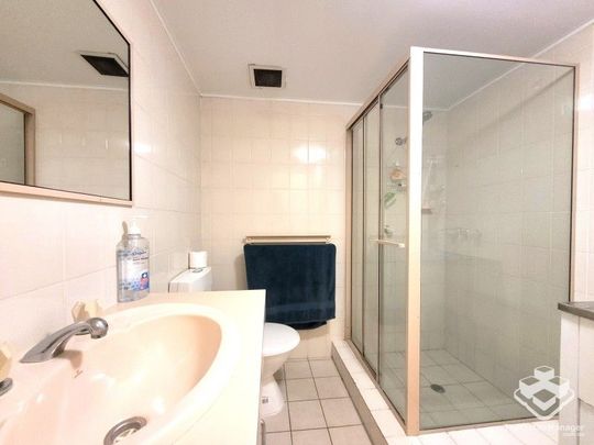 PERFECT LOW MAINTENANCE 2BEDS APARTMENT + LOCK-UP GARAGE - Photo 1