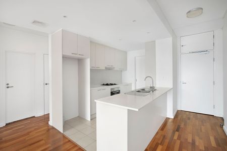 Bright Coastal Apartment Moments from Coogee Beach - Photo 4