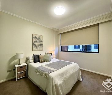 Apartment with floorboards in living/dining area - Photo 2