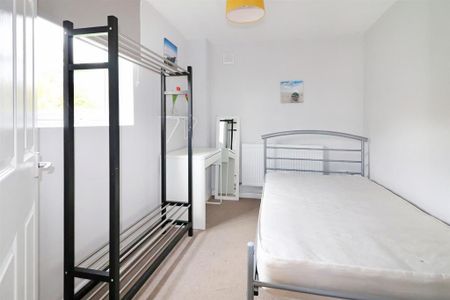 4 bedroom flat to rent - Photo 3