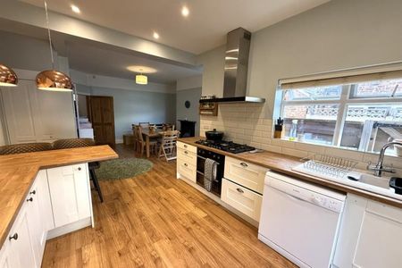 3 Bedroom End Terrace Available Arranging tenancy - Photo 4