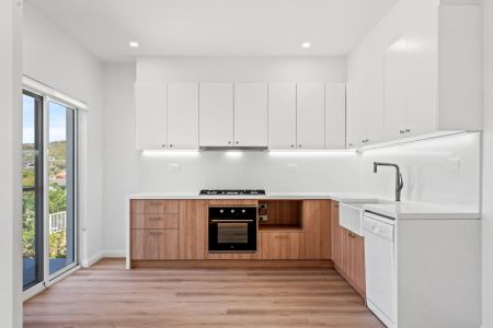 Immaculate Family Home - Freshly Renovated In Prime Location with Water Views - Photo 5