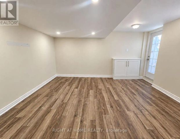 36 PEACOCK CRESCENT — 1 Bedroom - Photo 1